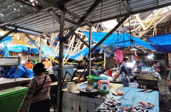 diterpa_hujan_deras_atap_pasar_ikan_dwikora_siantar_kembali_ambruk