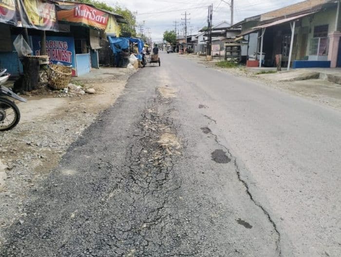 jalan_mt_haryono_binjai_rusak_usai_diaspal_warga_proyek_asal_jadi
