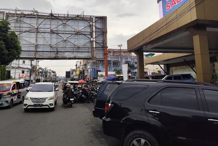 parkir_liar_di_depan_suzuya_merdeka_mall_pematangsiantar_dishub_ancam_lapor_polisi