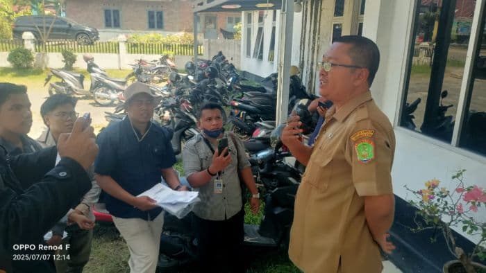 demo_aliansi_mahasiswapemuda_desak_dlh_labura_tutup_cv_citra_agung_nelayan