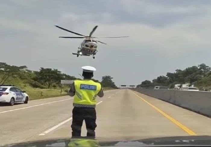 heboh_video_helikopter_polri_mendarat_darurat_di_jalan_tol_polda_sumut_itu_hoaks