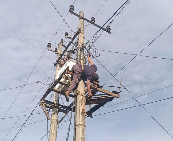 mau_curi_kabel_pln_pria_tewas_tersengat_listrik_di_sei_rampah