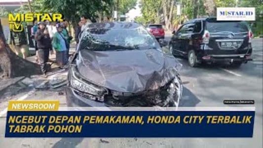 newsroom_ngebut_depan_pemakaman_honda_city_terbalik_tabrak_pohon