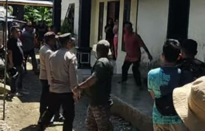 odgj_ngamuk_bacok_warga_dan_polisi_di_langkat