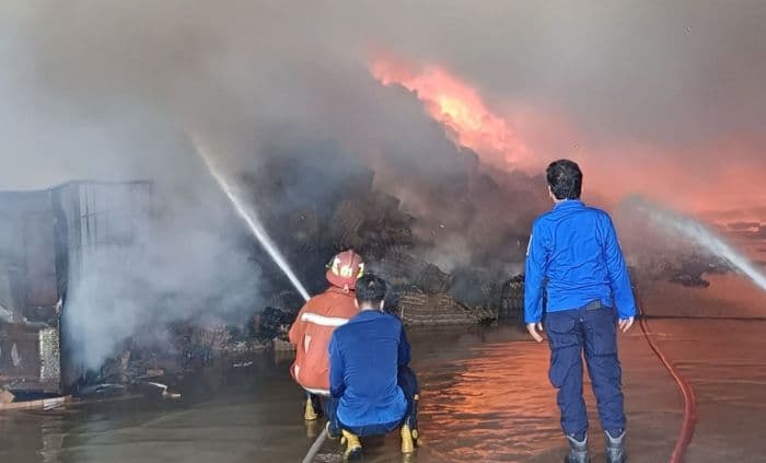 pabrik_produksi_rak_telur_di_binjai_terbakar