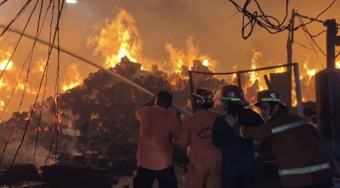 pabrik_sarang_telur_di_binjai_terbakar_hebat_pemadaman_terkendala_sumber_air