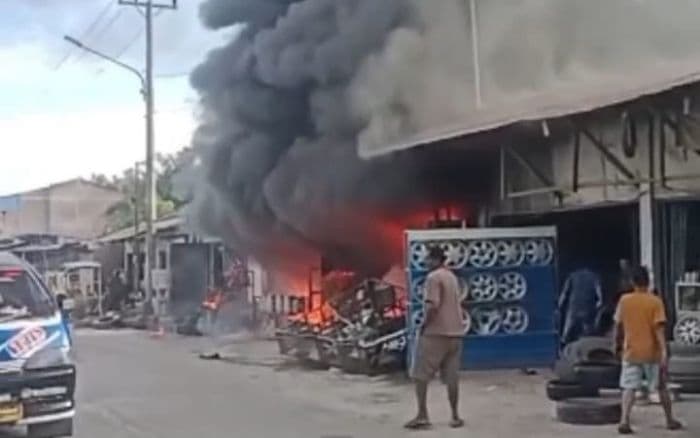 ruko_penjual_ban_mobil_di_galang_terbakar_diduga_korsleting_saat_ngelas
