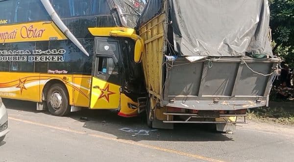truk_sayur_tabrak_bus_sempati_star_di_jalinsum_asahan_enam_penumpang_luka