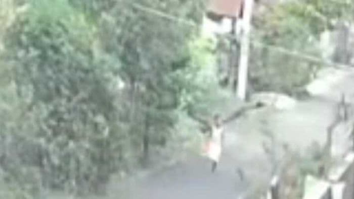 bocah_tujuh_tahun_hilang_di_deli_serdang_terlihat_di_cctv_mengejar_minibus