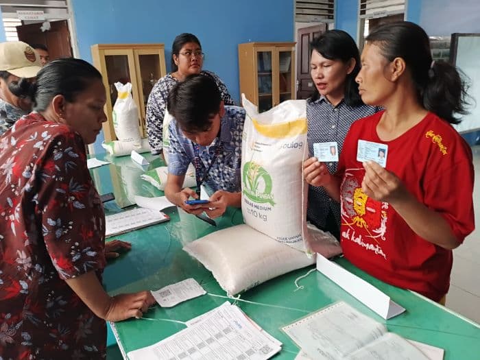 bulog_siantar_distribusikan_2328_karung_beras_bantuan_kepada_1264_penerima_di_kecamatan_silaen