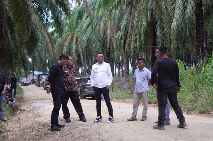 bupati_labusel_tinjau_perbaikan_jalan_rusak_ke_tpa_asam_jawa_realisasi_janji_ke_warga