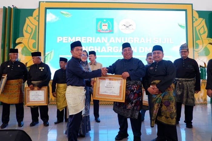 endang_junaidi_jurnalis_harian_mistar_raih_penghargaan_tokoh_inspiratif_dari_dmdi