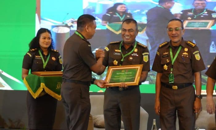 intelijen_kejati_sumut_raih_penghargaan_penyerapan_anggaran_terbaik_dari_jaksa_agung