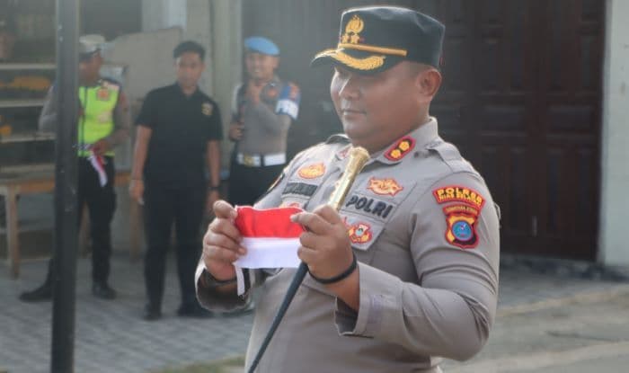 kapolres_nisel_ajak_warga_kibarkan_bendera_merah_putih_sambut_hut_ri_ke80