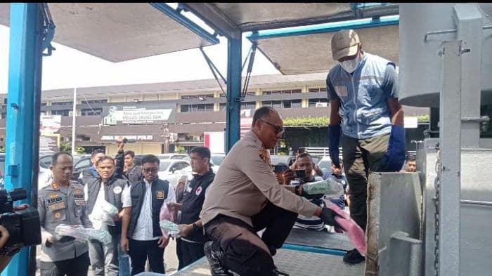 polisi_musnahkan_1983_kg_sabu_dan_58131_butir_ekstasi_di_medan