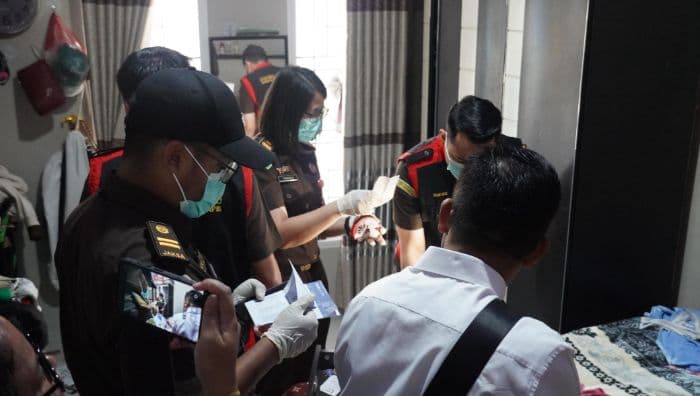 tim_kejari_karo_geledah_dua_lokasi_terkait_kasus_korupsi_jaringan_komunikasi_desa