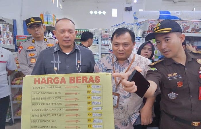 tpid_tapteng_lakukan_sidak_ke_pasar_dan_swalayan_pastikan_harga_sembako_stabil_dan_stok_aman