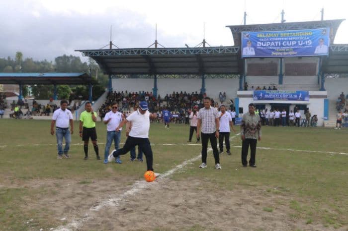 bupati_taput_buka_turnamen_sepak_bola_u19_antar_kecamatan_siborongborong_menang_di_laga_perdana