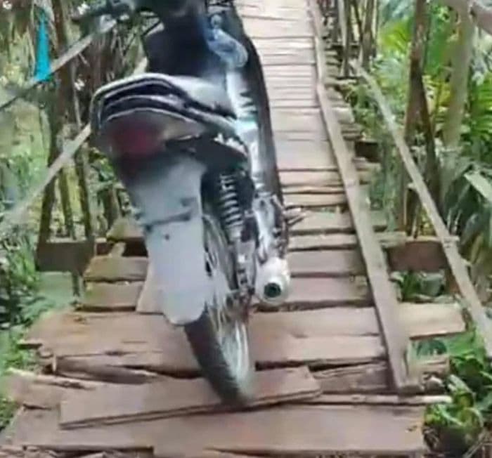 jembatan_penghubung_di_bahorok_rusak_parah