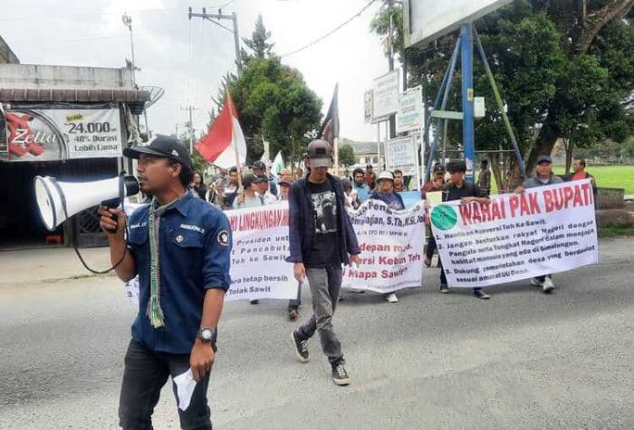 masyarakat_gelar_long_march_tolak_konversi_kebun_teh_sidamanik_jadi_sawit