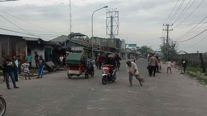 pasca_tawuran_di_belawan_polisitni_dan_warga_bersihkan_jalan_raya