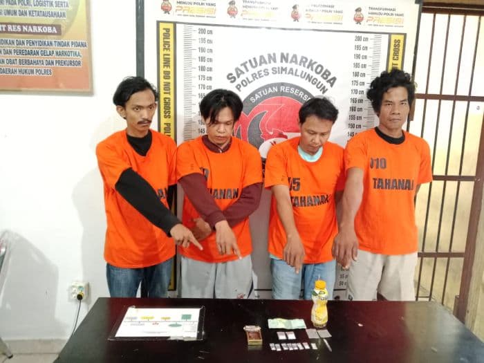 polres_simalungun_gerebek_rumah_di_bandar_masilam_empat_pria_ditangkap