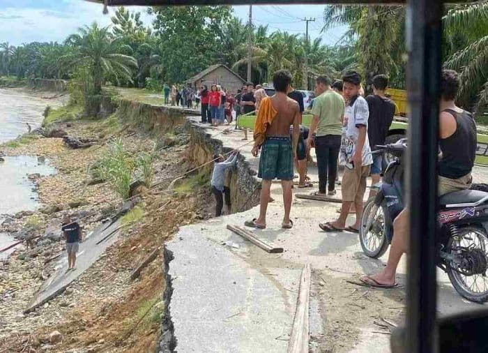warga_langkat_minta_solusi_jalan_menuju_tangkahan_yang_amblas_akibat_abrasi