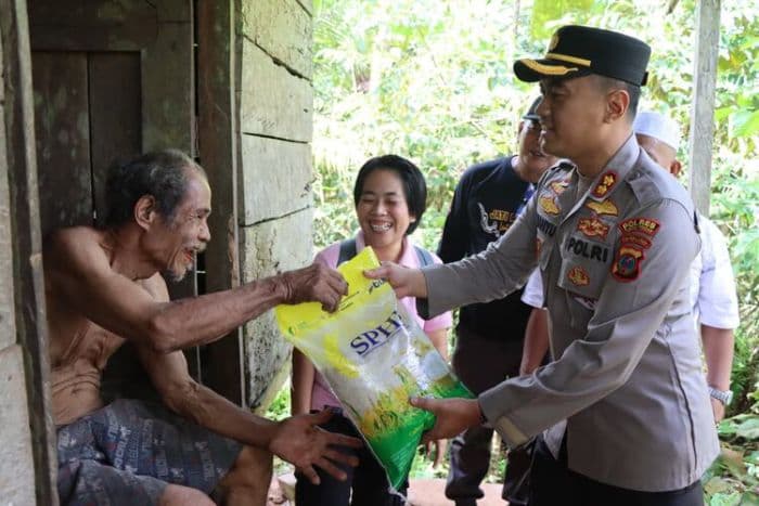 kapolres_tapteng_salurkan_bantuan_dan_ajak_warga_aek_horsik_jaga_kamtibmas
