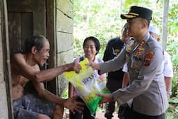 kapolres_tapteng_salurkan_bantuan_dan_ajak_warga_aek_horsik_jaga_kamtibmas