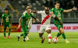 persik_vs_persebaya_surabaya_duel_ketat_tanpa_gol_di_babak_pertama_liga_super