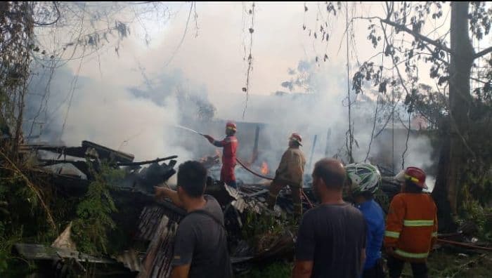 rumah_pengolahan_kayu_di_tebing_tinggi_hangus_terbakar