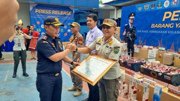 satpol_pp_kota_padangsidimpuan_terima_penghargaan_dari_bea_cukai_sibolga