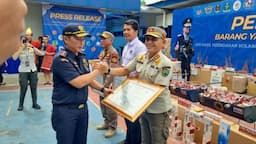 satpol_pp_kota_padangsidimpuan_terima_penghargaan_dari_bea_cukai_sibolga