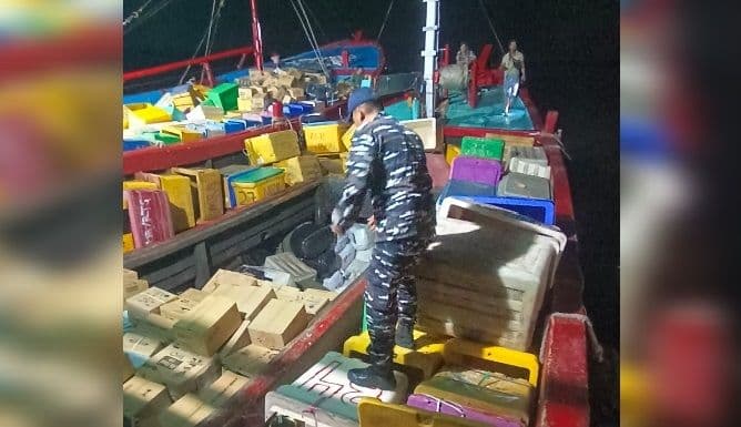 tni_al_gagalkan_dua_kapal_selundupan_ballpres_dan_makanan_ilegal_asal_malaysia_di_tanjungbalai