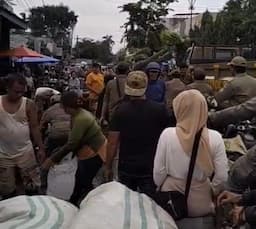 viral_penggusuran_pedagang_pasar_sei_sikambing_kasatpol_pp_melanggar_