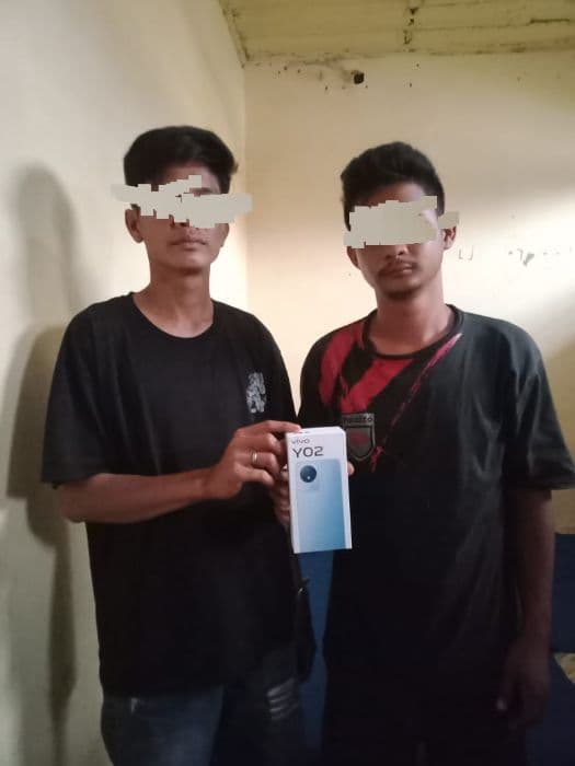 curi_ponsel_seharga_rp25_juta_dua_pelaku_ditangkap_di_rumah