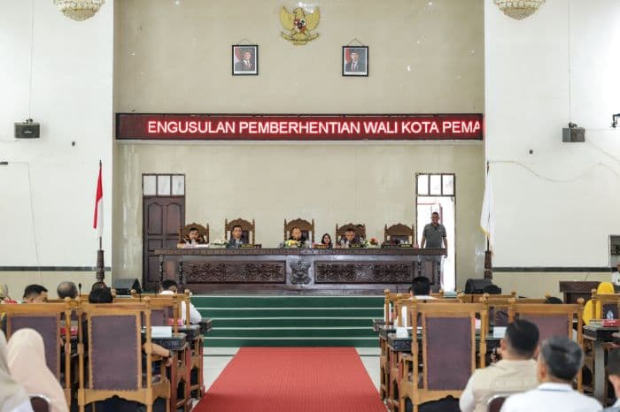 dprd_siantar_usulkan_pemberhentian_wali_kota_susanti_dewayani
