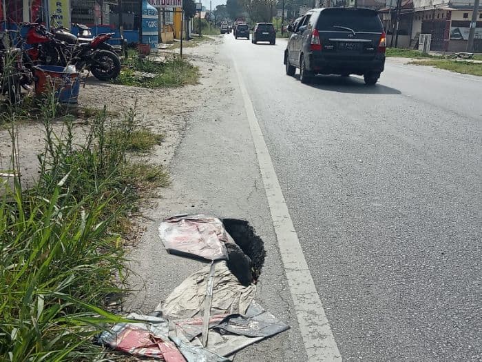jalan_berlubang_ancam_nyawa_warga_balige_minta_perbaikan_