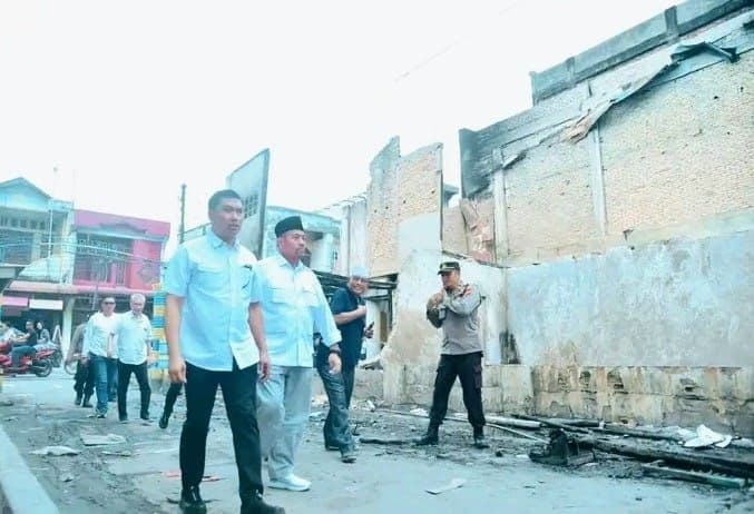 pj_bupati_dan_bupati_batu_bara_terpilih_kunjungi_korban_kebakaran