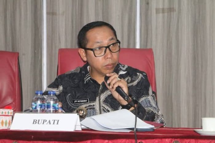 bupati_taput_sarankan_evaluasi_anggaran_dan_efisiensi_waktu_rapat