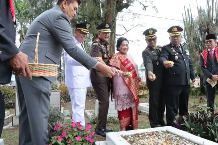 hut_ke79_pemkab_karo_forkopimda_tabur_bunga_di_makam_pahlawan
