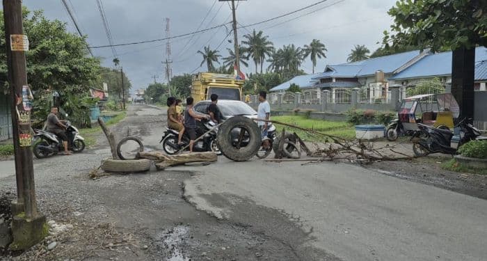 pemkab_langkat_janji_aspal_jalan_rusak_di_kecamatan_selesai