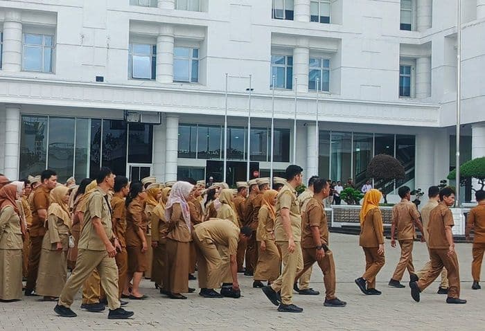 apel_perdana_pasca_lebaran_bobby_nasution_ingatkan_asn_tak_disiplin
