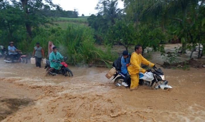 banjir_dan_tiang_listrik_tumbang_landa_tanah_pinem_akses_jalan_terhambat