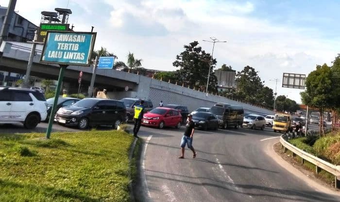 puncak_arus_balik_lebaran_89071_kendaraan_melintas_di_jalur_tol_belmera