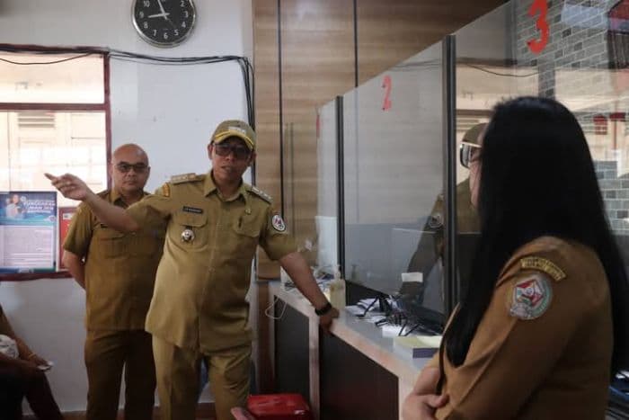 sidak_ke_rsud_tarutung_bupati_taput_soroti_kebersihan_dan_pelayanan