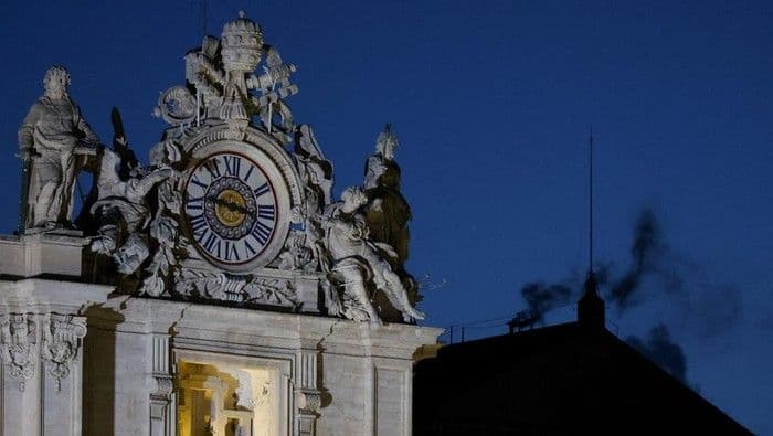 asap_hitam_mengepul_lagi_di_konklaf_hari_kedua_paus_baru_belum_terpilih