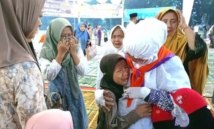 suasana_haru_iringi_keberangkatan_103_jamaah_calon_haji_langkat_dari_stabat