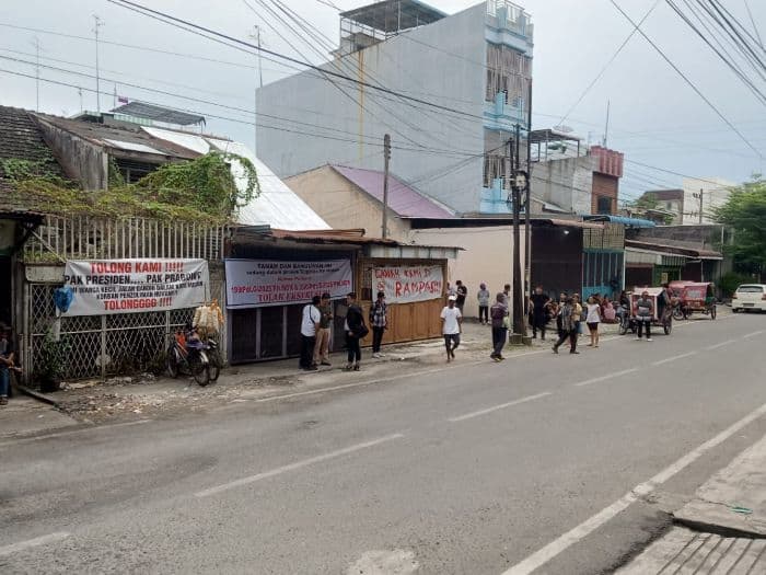 tolak_eksekusi_belasan_rumah_puluhan_warga_berkumpul_di_jalan_gandhi_medan