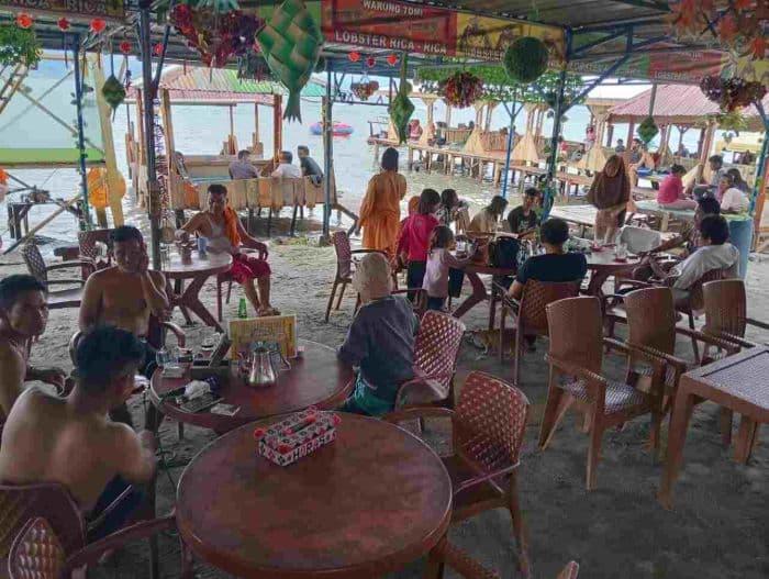 air_danau_toba_surut_pengunjung_pantai_pasir_putih_parbaba_mulai_ramai_